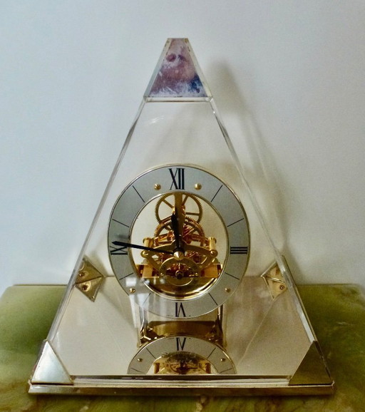 Horloge squelette pyramidale Seiko vintage en laiton et lucite.