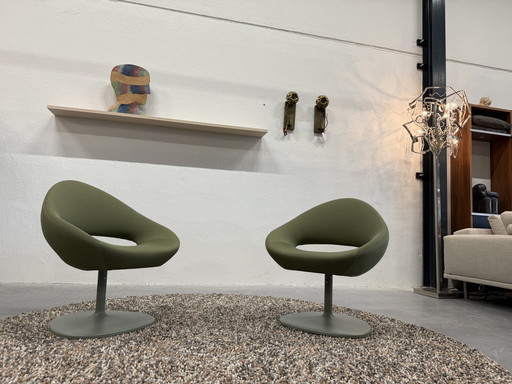 2 chaises pivotantes Artifort Shark Kvadrat tissu vert