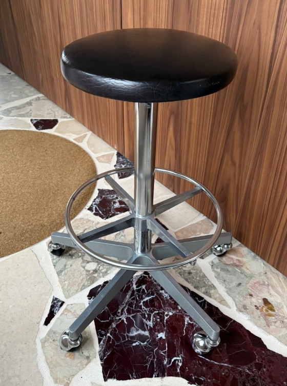 Image 1 of 4 tabourets de pharmacie