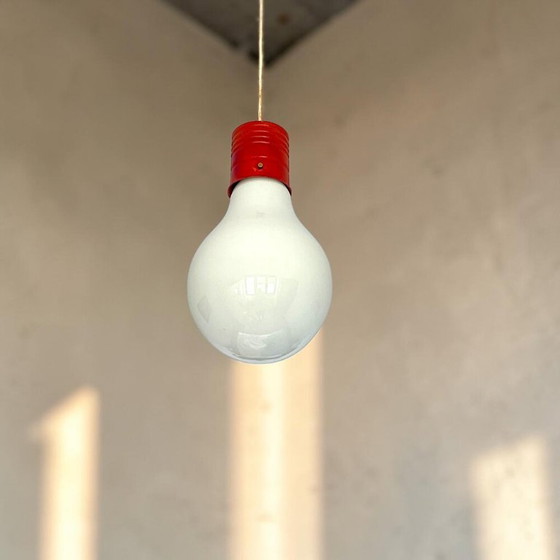 Lampada a sospensione arancione in vetro opalino a forma di lampadina Edison, stile Mid-Century Modern, anni (photo 5 of 10)