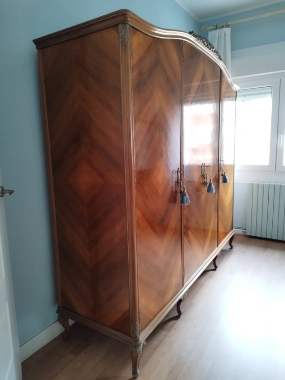 Image 1 of Grande armoire en bois sculpté des années 1950