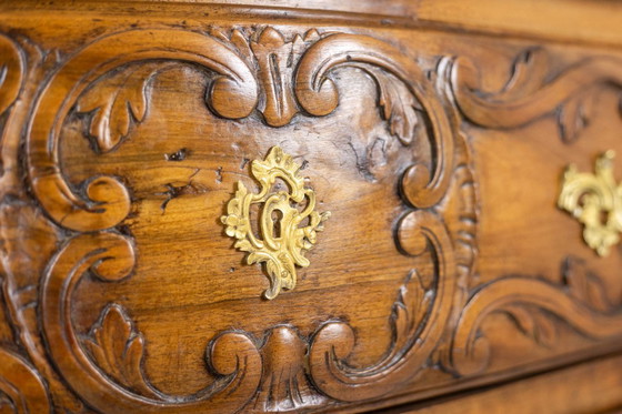 Image 1 of Cómoda curva, llamada Nîmes, en nogal, con 2 cajones. Siglo XVIII.