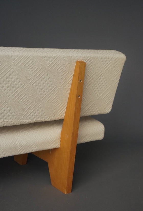 Image 1 of Compacte designbank uit de jaren 60 met houten onderstel in de stijl van Pastoe