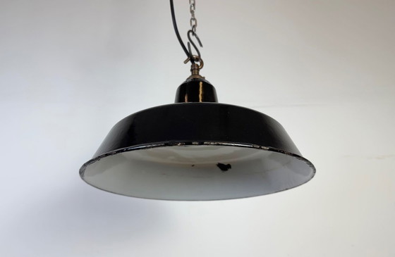 Image 1 of Industriële zwarte emaille fabriekshanglamp, jaren 60