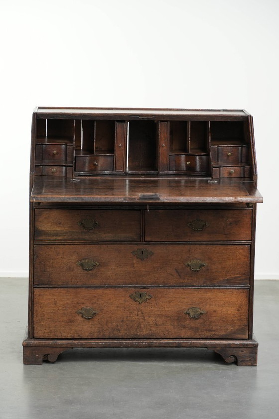 Image 1 of Prachtig antieke Engelse eikenhouten secretaire uit begin 18e eeuw met een mooi, sierlijk en elegant gebogen interieur