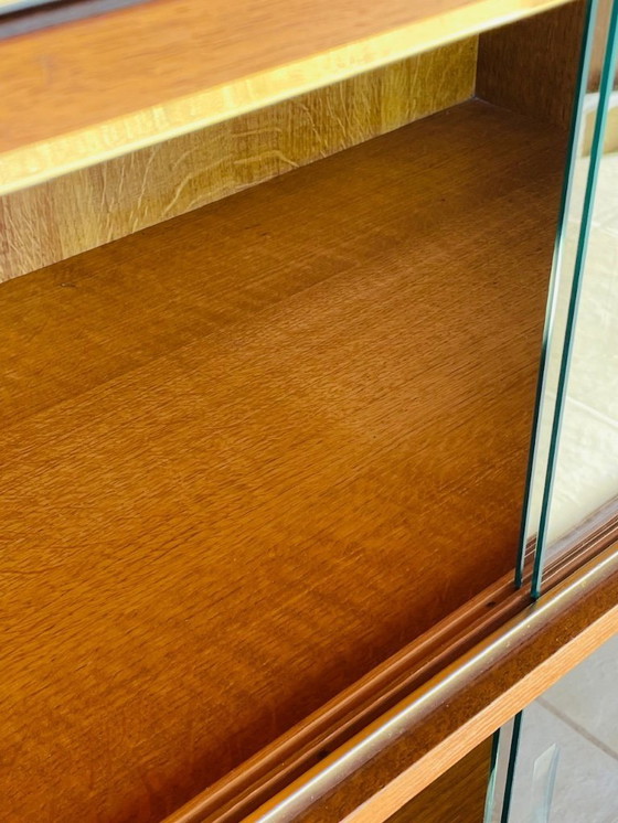 Image 1 of Librería de roble de mediados de siglo, con puertas correderas de cristal, década de 1960