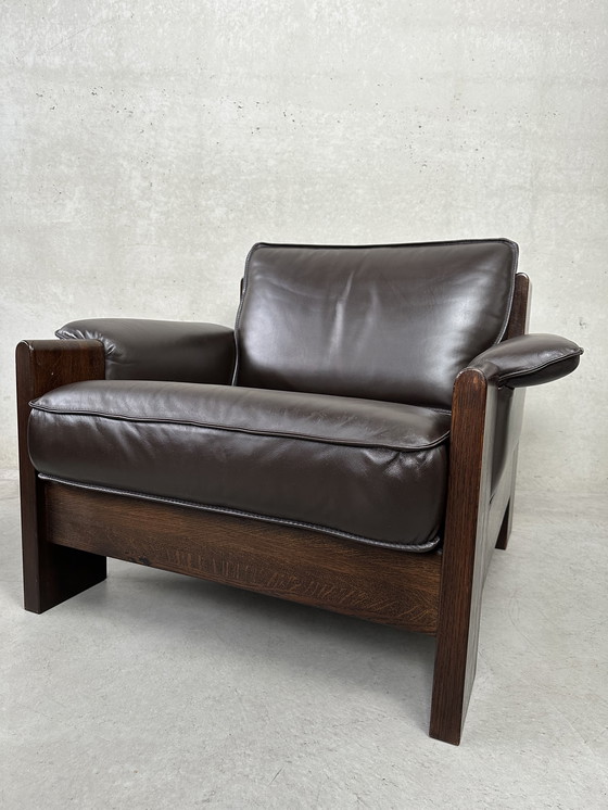 Image 1 of Vintage Leolux bruinkleurige lederen/eiken ‘Lounge chair and ottoman’ van Harry de Groot - 1970