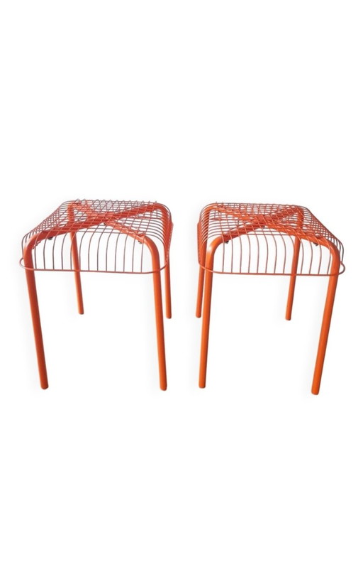 Ein Paar orangefarbene Vasteron-Drahtgitterhocker von Ikea