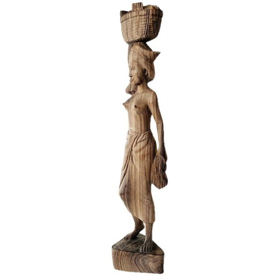 Image 1 of Imagen tallada en madera de una estatua de mujer balinesa, Indonesia