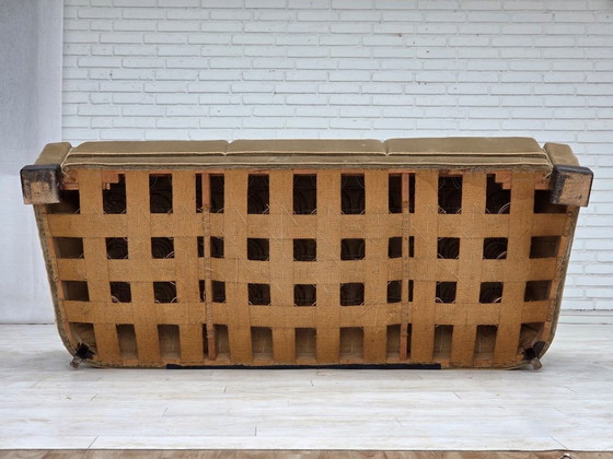 Image 1 of Deense driezitsbank uit de jaren 60, bekleed met groen meubelvelours en voorzien van eikenhouten poten.