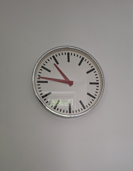 Grande orologio da stazione iconico con lancette rosse – Glass, Metal (photo 3 of 5)