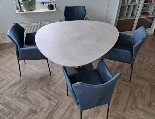 Hermosa mesa de arenisca con 4 sillas de cuero Kruit&Kramer