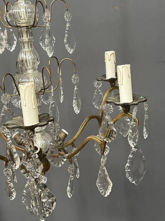 Lámpara de araña estilo Luis XV en bronce dorado, adornada con colgantes de cristal. 8 puntos de luz. (photo 6 of 7)