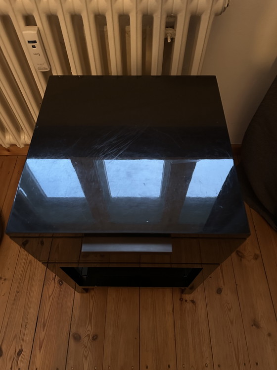 Image 1 of 2 mesitas de noche de la colección JNL – Negro brillante – Diseño de lujo