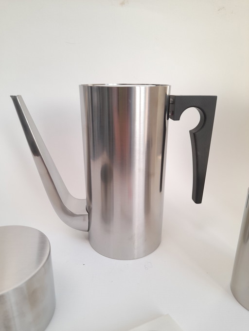 Nuova caffettiera, lattiera e set per zucchero Arne Jacobsen per Stelton