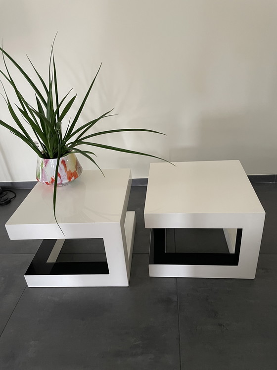 Image 1 of 2 tavoli geometrici bianchi/neri 40 x 40, in legno laccato.