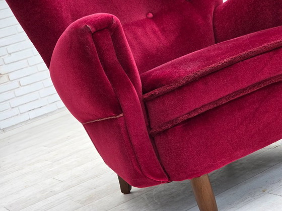 Image 1 of Fauteuil danois des années 60, velours d'ameublement rouge cerise, pieds en bois de hêtre.
