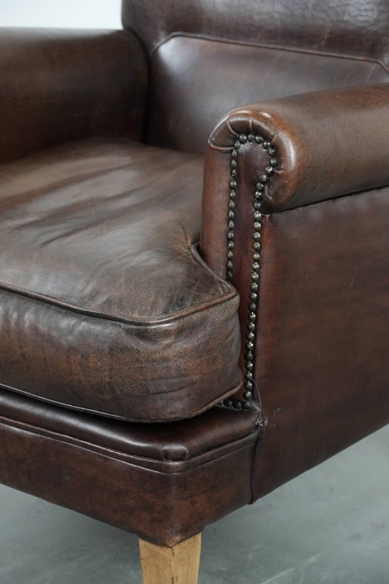 Image 1 of Sillón de piel de oveja con carácter y un hermoso color profundo.