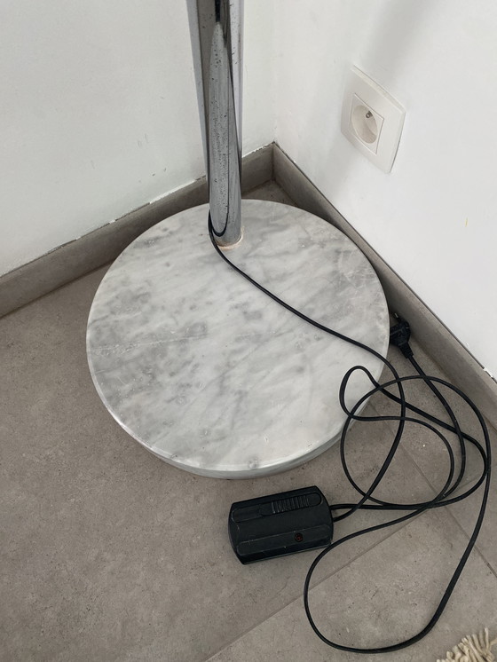 Image 1 of Lampada ad arco con base in marmo