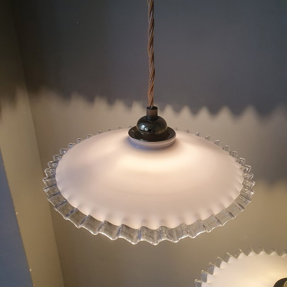 Image 1 of Set di 2 lampade a sospensione francesi in vetro opalino degli anni '30. Modello Piecrust.