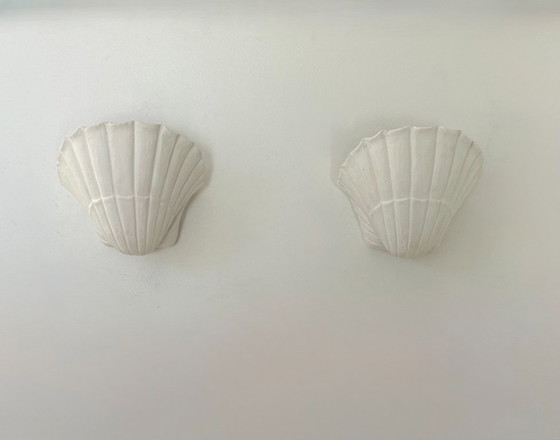 Image 1 of Paar vintage schelpvormige wandlampen, mat wit gips, Frankrijk 1970