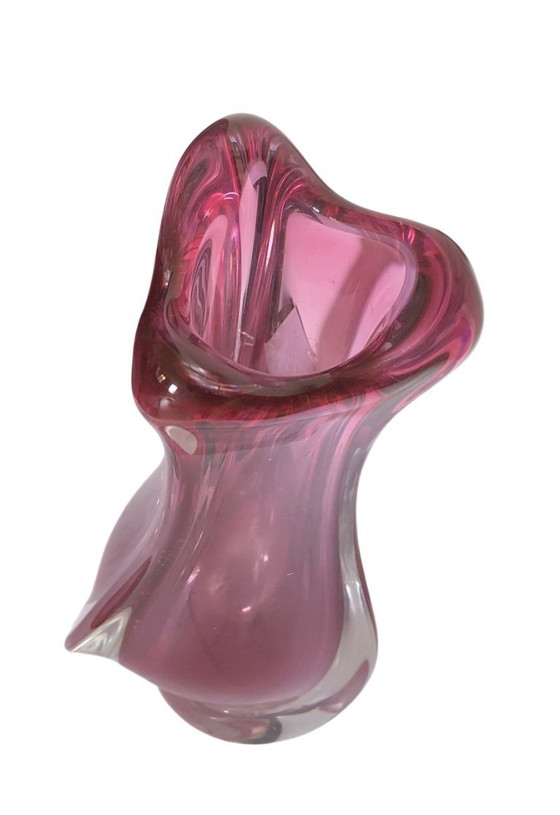 Image 1 of Vase Val Saint Lambert en cristal à motif tourbillonnant couleur canneberge, Belgique, années 1960