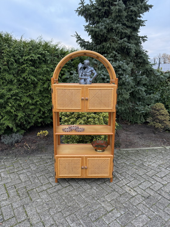 Image 1 of Houten rotan kast vintage boogdesign