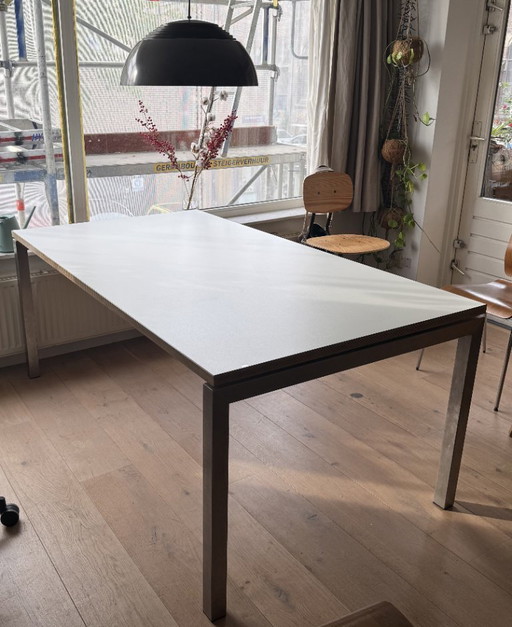 Robuster, handgefertigter Tisch