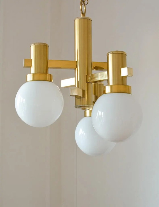 Lampadario vintage Gaetano Sciolari in ottone e vetro opalino, 3 luci, anni '70 – Brass, Space Age (photo 6 of 9)