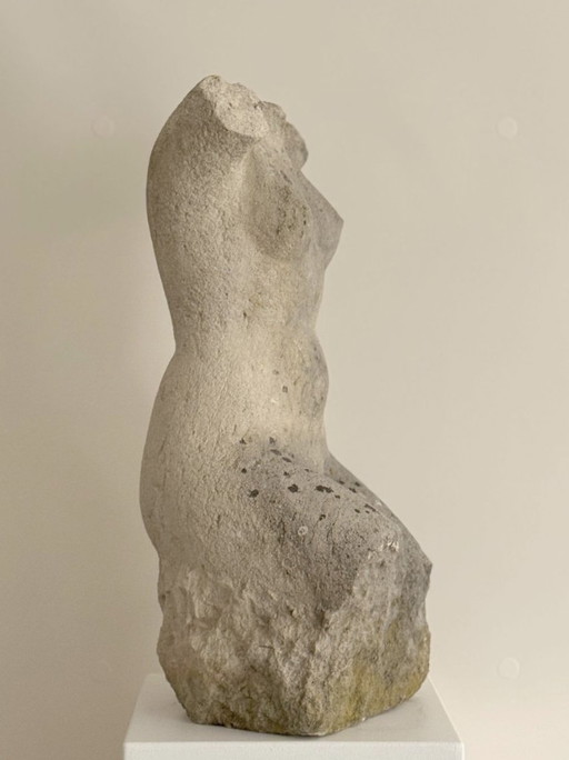 Torse de femme - Sculpture en pierre fragmentaire à l'expression archaïque