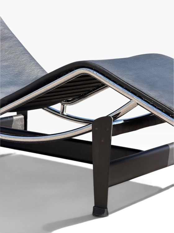 LC4 Chaise longue by Le Corbusier for Cassina, black leather and chrome steel, Design (photo 14 of 15)