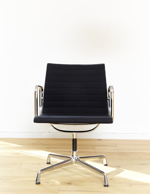 Charles & Ray Eames Aluminium Gruppenstuhl EA 108 für Vitra
