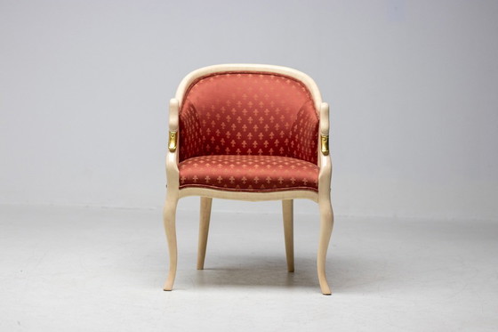 Image 1 of SILLÓN TRÜGGELMANN CON CUELLO DE CISNE — ESTRUCTURA DE MÁRMOL PINTADO Y DORADA, DAMASCO ROJO AMAPOLA