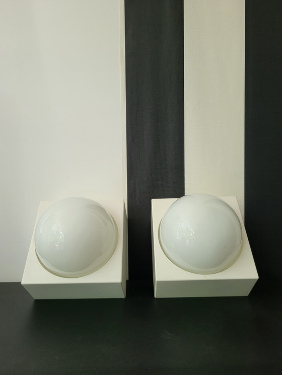 Image 1 of 2 Pop-Art Wandlampen Uit De Jaren 70 In Wit Kunststof Ontwerp Van Philips.