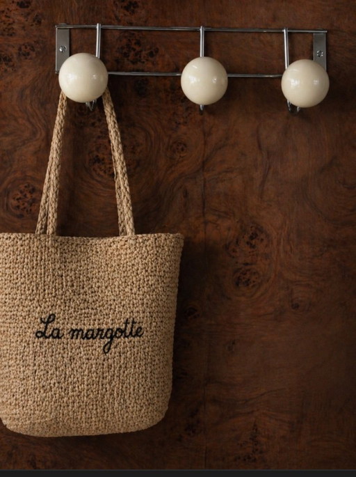 Ball-shaped coat rack with 3 hooks