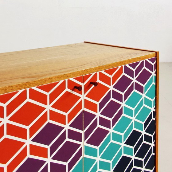Image 1 of Kast uit het midden van de 20e eeuw met een handgeschilderd geometrisch patroon, kleurrijke vintage uit de jaren 60.