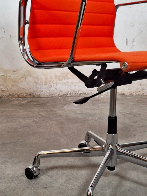 Image 1 of Vitra EA 119 in hautfarbenem Orange auf Rollen