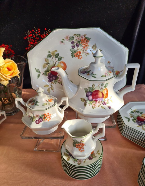 Image 1 of Servizio da tè e torta alla frutta fresca Johnson Brothers England con piatto da portata e petit four.