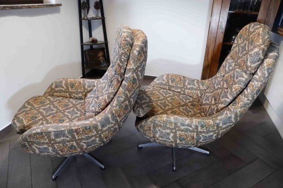Image 1 of Set van 2 vintage draaibare fauteuils met hoge rugleuning en abstracte bekleding.