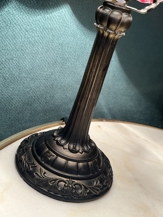 Image 1 of Lámpara de mesa estilo años 20 con vitrales Tiffany y motivo de plumas de pavo real