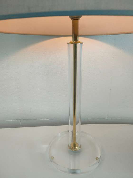 Image 1 of Lámpara de mesa de plexiglás estilo Hollywood Regency con pantalla gris.