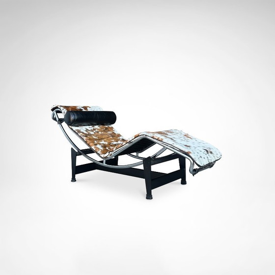 Image 1 of Chaise longue double LC4 en peau de poney, conçue par Le Corbusier pour Cassina dans les années 1990.