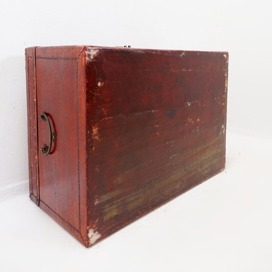 Image 1 of  Malle chinoise en cuir laqué rouge du début du XXe siècle