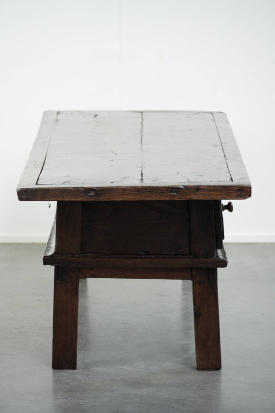 Image 1 of Magnifique table basse ancienne du XVIIIe siècle en châtaignier d'Europe du Sud, avec deux tiroirs et une serrure fonctionnelle 