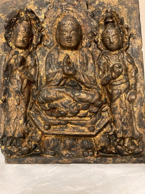 Plaque métallique représentant une triade bouddhique 