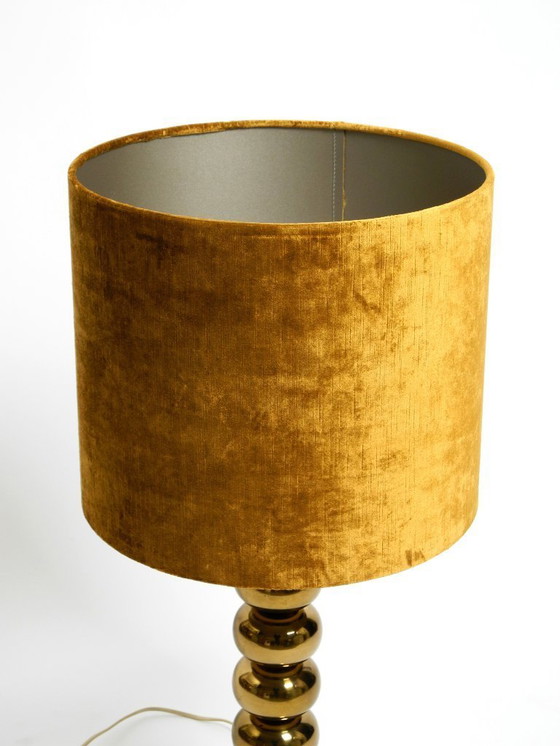 Image 1 of Rarissima grande lampada da tavolo in ottone degli anni '70 con paralume in velluto nuovo di Aneta Växjö Svezia