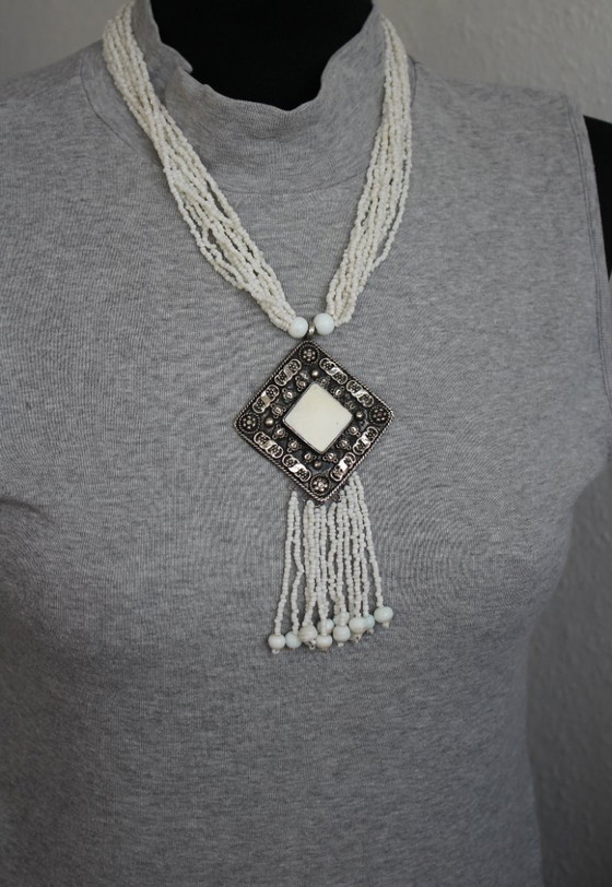 Image 1 of Collier en perles de rocaille blanches, multi-rangs avec un grand pendentif, style ethnique, fait main