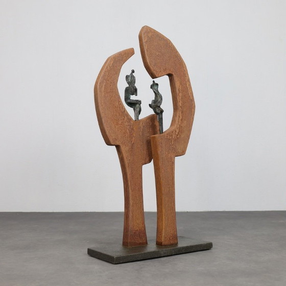 Image 1 of Sculpture contemporaine en pierre et métal avec figures en bronze