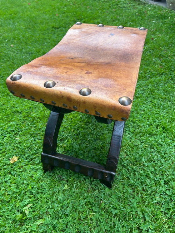 Image 1 of Taburete plegable francés de cuero en pino texturizado, circa 1960.