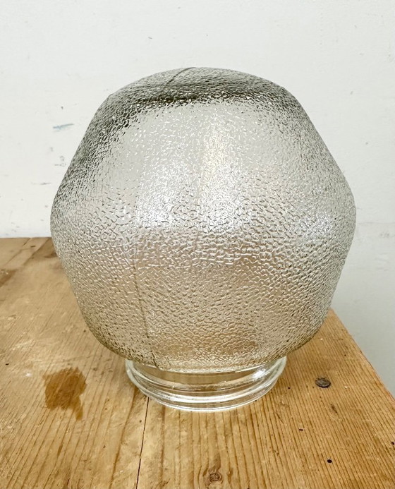 Image 1 of Suspension vintage en porcelaine blanche avec verre dépoli, années 1970